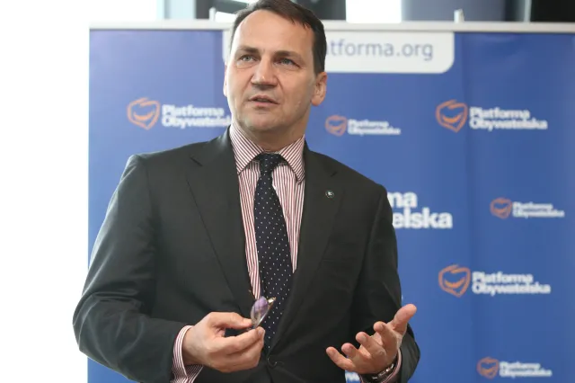 Opozycja żąda odejścia Sikorskiego. Joński: Miał być mąż stanu a jest konfabulant stanu