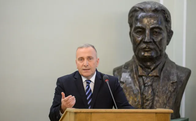 Schetyna: Nie powinniśmy spoglądać na wybory przez pryzmat partyjnych legitymacji