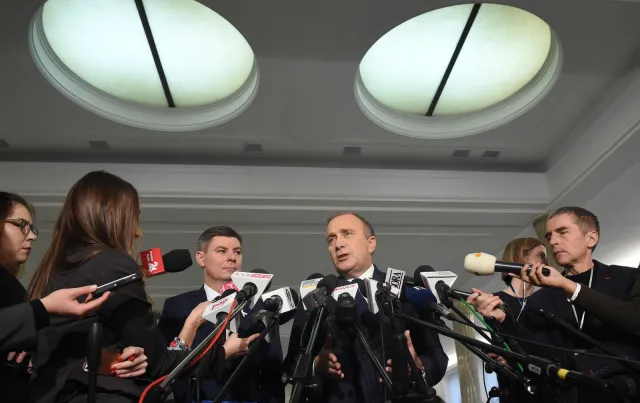 Schetyna użył "broni najcięższego kalibru". Terlecki: To kompromitacja