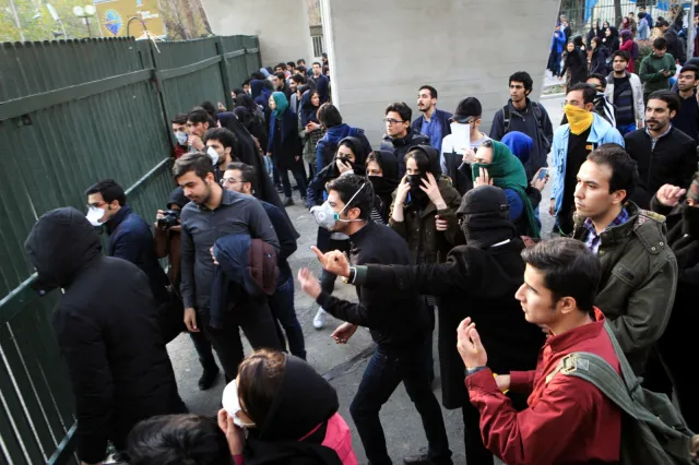 Iran: Nie ustają antyrządowe protesty. W Teheranie - starcia z policją