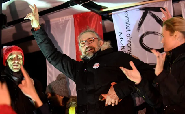 Ponad 90 tys. zł ze zbiórek publicznych na KOD trafiały do firmy Kijowskiego i jego żony. Onet ujawnia faktury