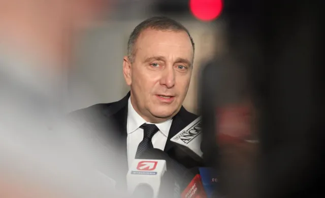 Schetyna do PiS: Ręce precz od samorządu