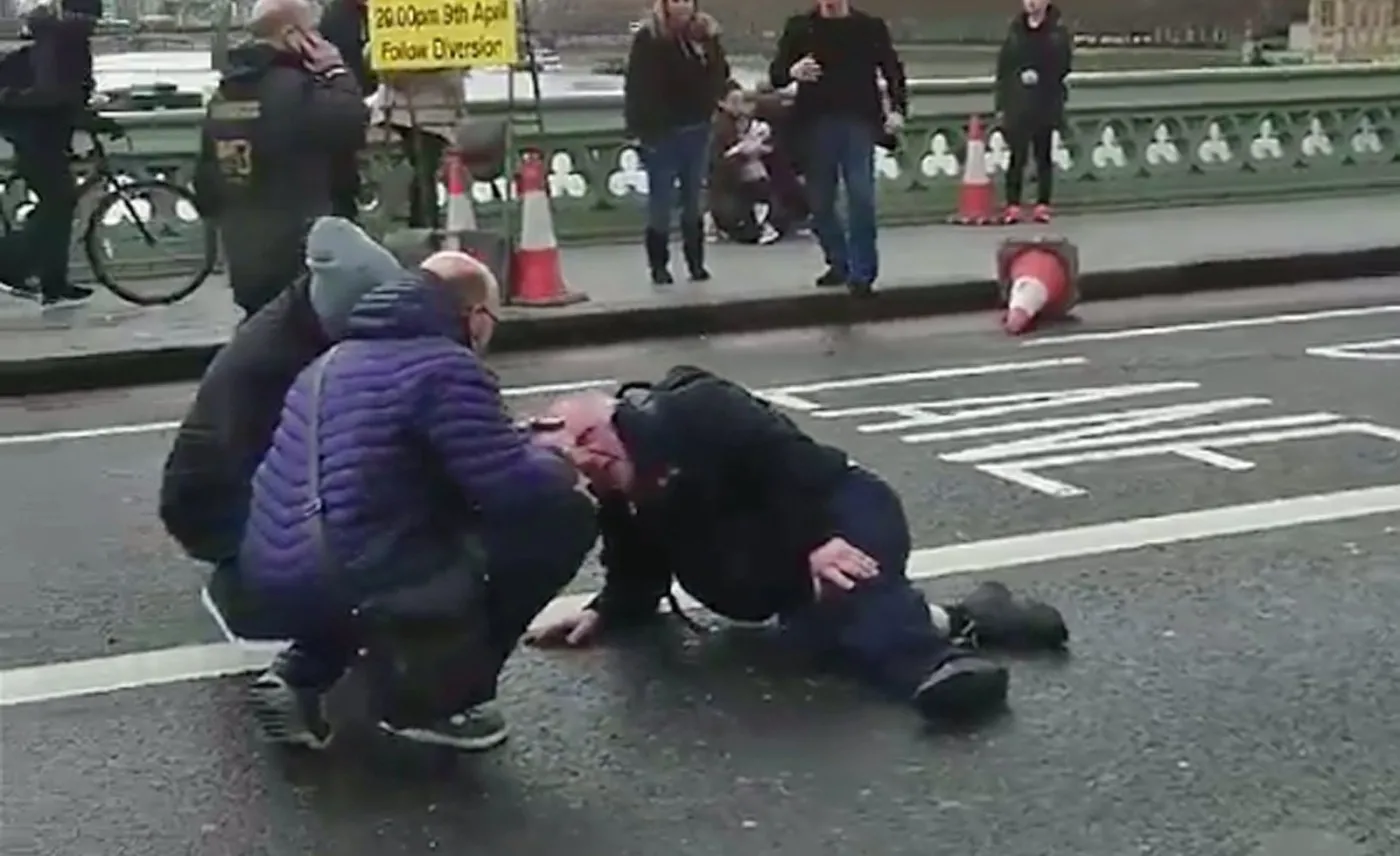 Policja: Cztery osoby zginęły, a 20 zostało rannych w ataku koło gmachu brytyjskiego parlamentu [WIDEO]