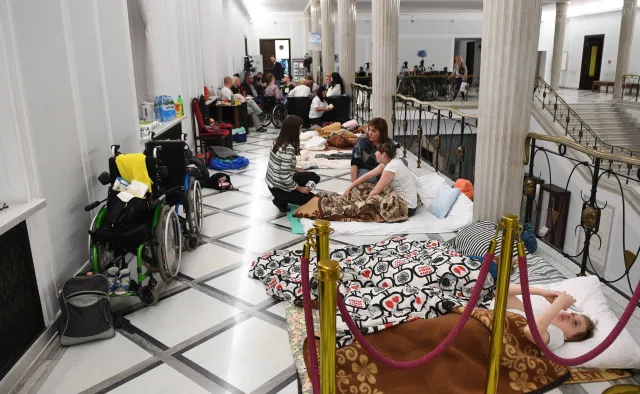 "Wyjdziemy z Sejmu z ustawą w ręku". Protestujący zaproponowali kompromis na zamkniętym spotkaniu z minister