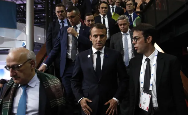 Protesty we Francji. Żółte Kamizelki blokują Macrona