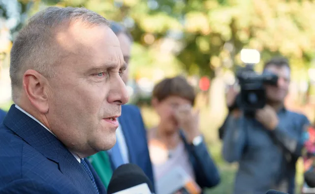 Schetyna mówił o "PiS-owskiej szarańczy". Legutko: Czy w EPL jest miejsce dla partii, która stosuje nazistowskie praktyki w kampanii samorządowej?