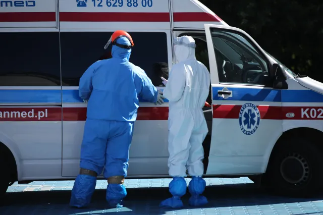 Ratownik medyczny otrzymał pierwszą dawkę szczepionki. Przed drugą zachorował na COVID-19