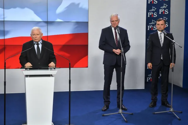 Prawica słabnie. Szanse opozycji na przejęcie władzy rosną [SONDAŻ]