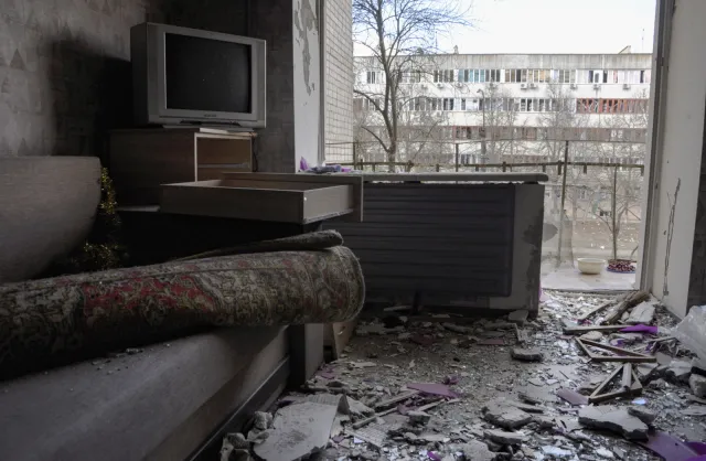 Czernihów oblężony. Ludzie uciekają z miasta na piechotę