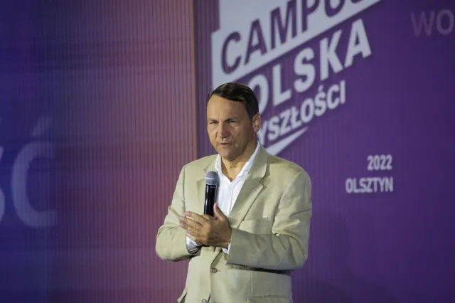 Sikorski: Jest pewna szansa na reparacje z Rosji, ale z Niemiec nie