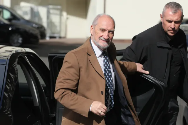 Order Orła Białego dla Macierewicza. "To naplucie w twarz rodzinom smoleńskim"