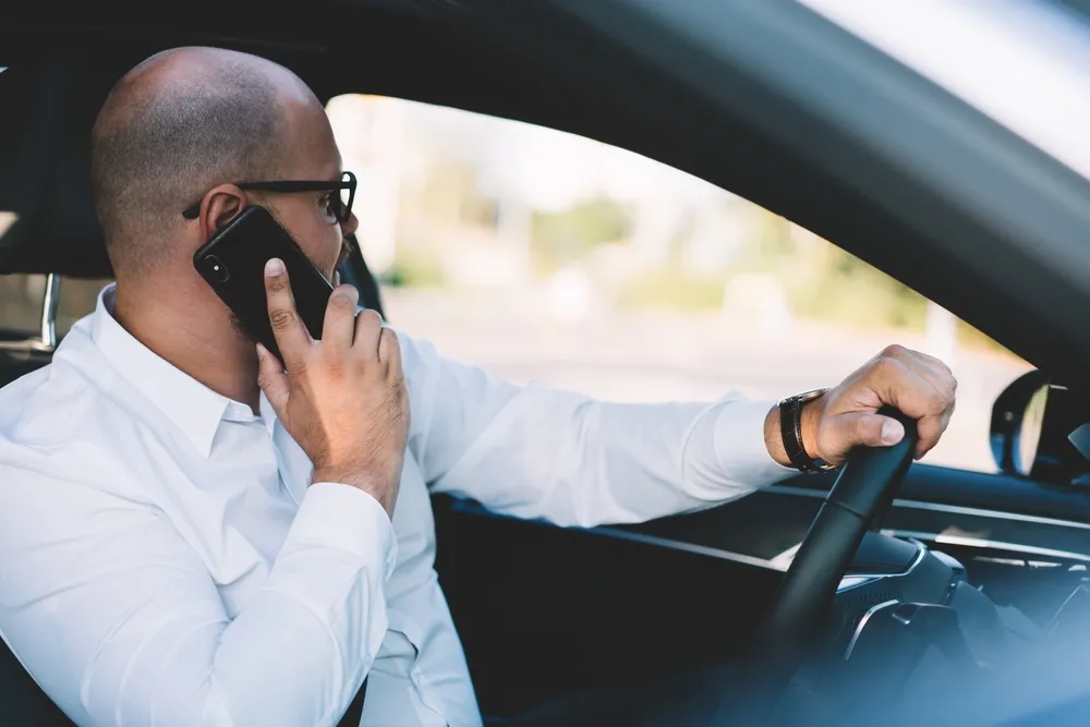 Zakaz korzystania z telefonu w czasie jazdy obowiązuje nie tylko na drodze publicznej