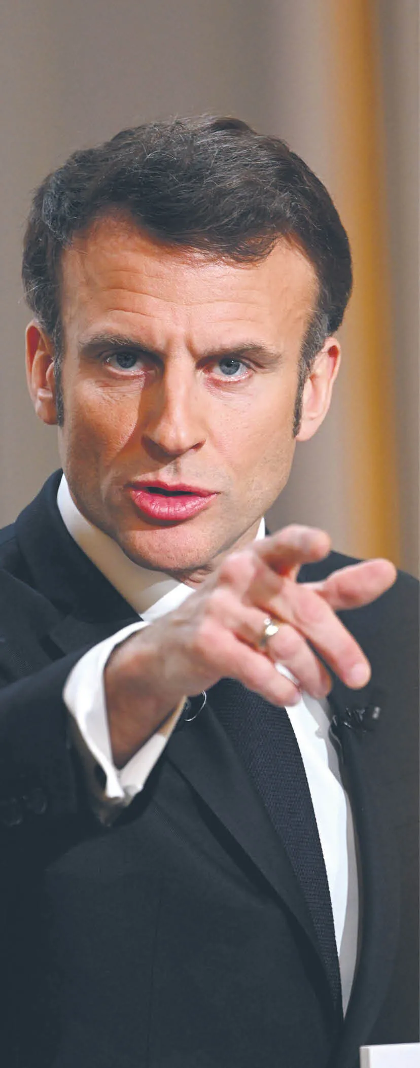 Emmanuel Macron odwiedzi cztery pa