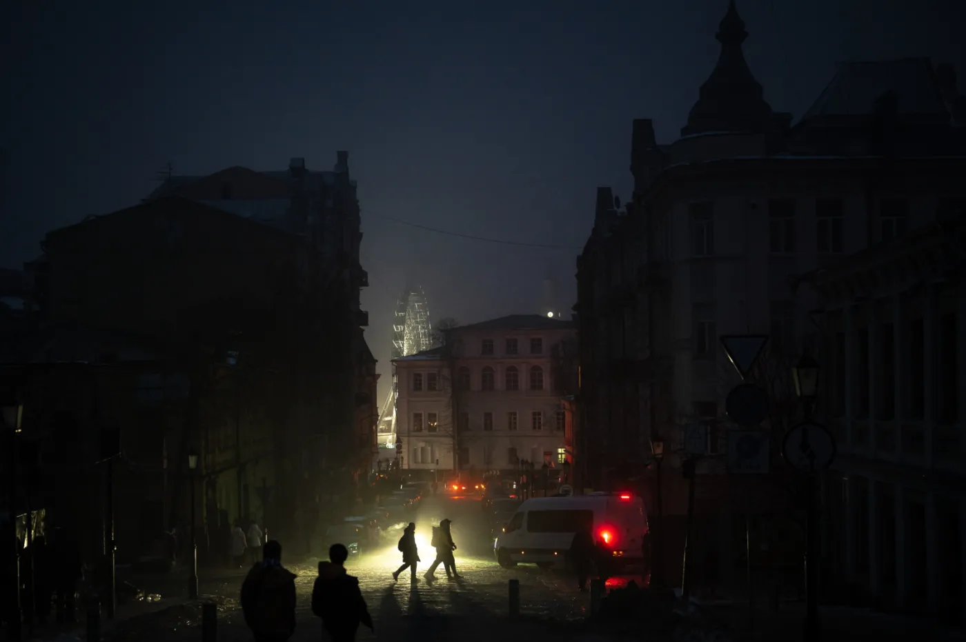 Kijów bez prądu przez większość doby. Rośnie liczba wypadków drogowych, mieszkańcy kupują generatory