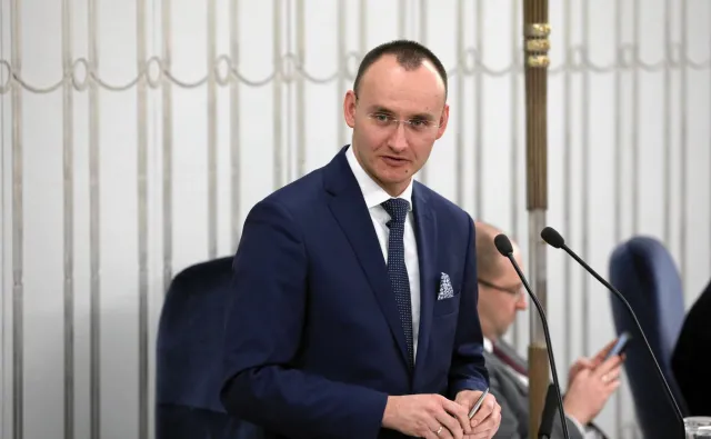 Pawlak: Musimy uporządkować pobyt najmłodszych uchodźców [WYWIAD]