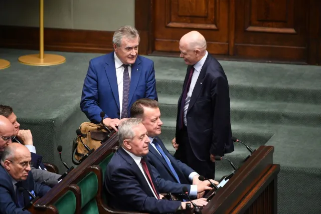 Szef MON do opozycji: Putin prowadzi wojnę hybrydową waszymi rękami