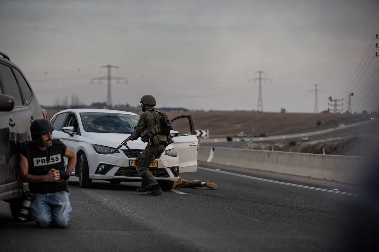 Siły izraelskie starły się z Palestyńczykami w pobliżu granicy Izrael-Gaza w Sderot w Izraelu, 7 października 2023 r.