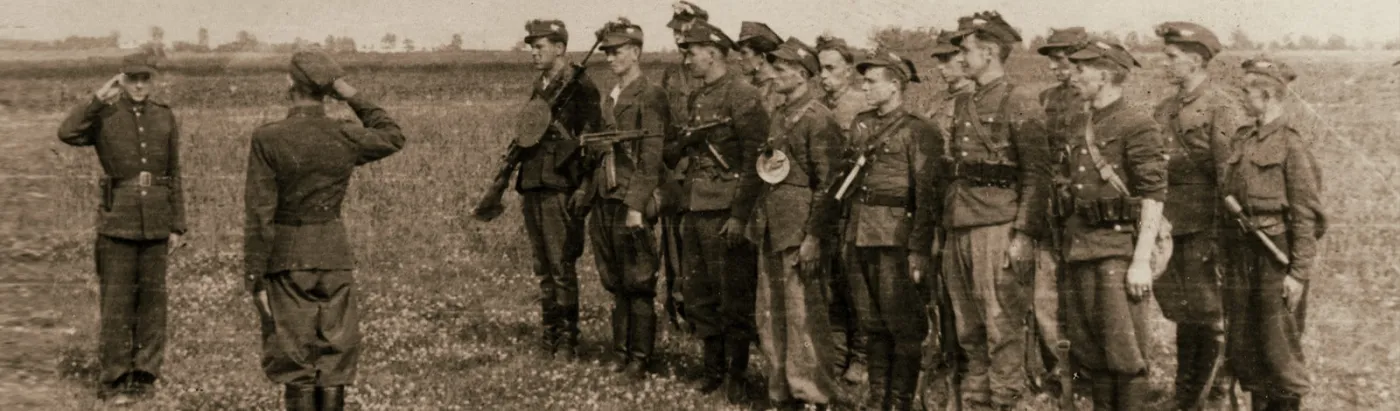 Żołnierze Wyklęci - zdjęcia w umundurowaniu polowym.