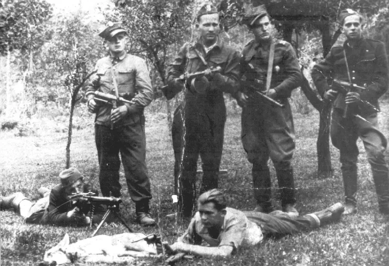 Żołnierze Wyklęci - zdjęcia w umundurowaniu polowym.
