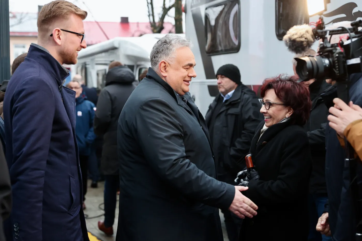 TV Republika ubiegła TVP. Jej debata w Końskich już wystartowała. Czy Nawrocki zdąży na godz. 20 do publicznej telewizji?