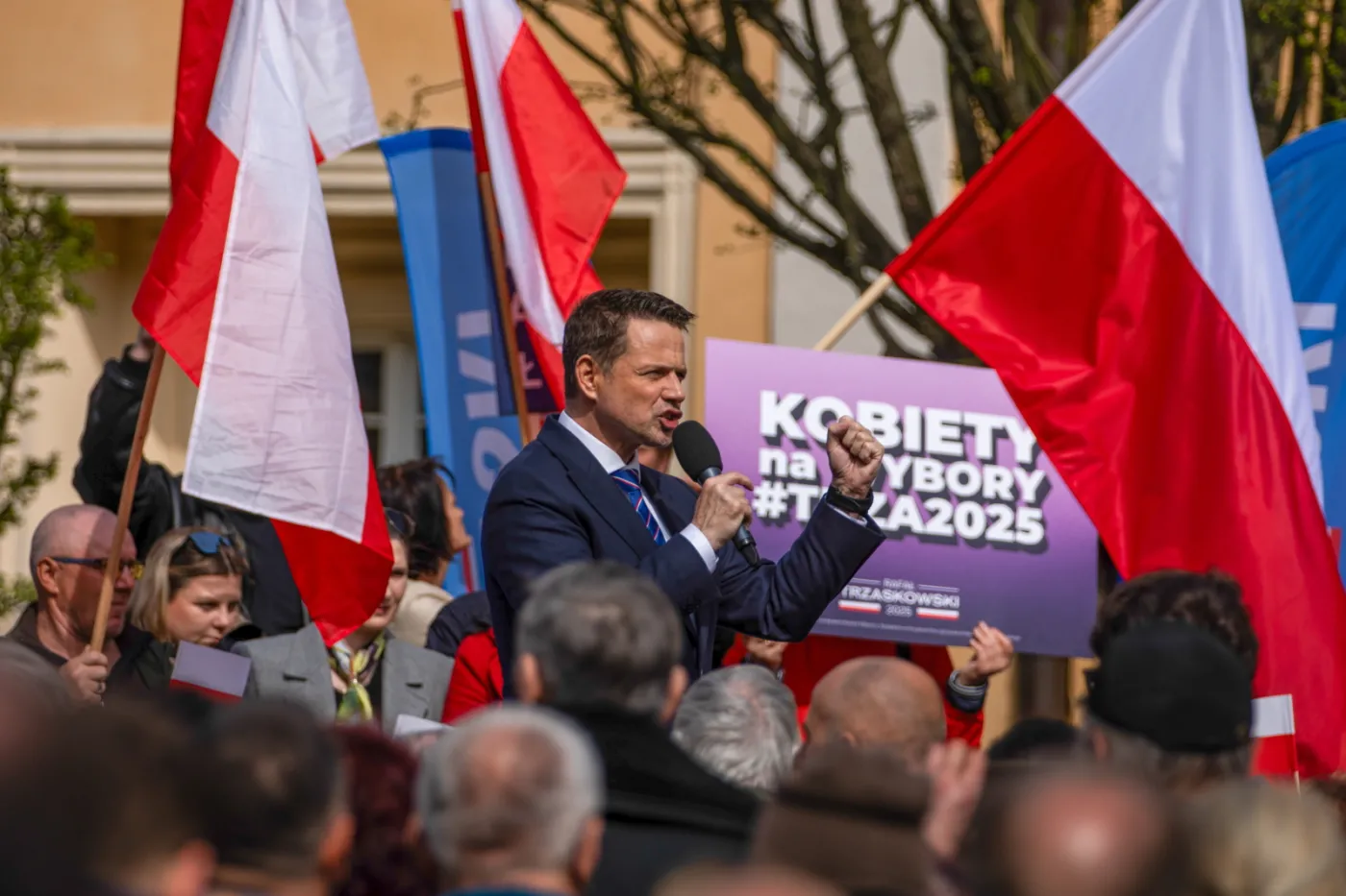 Udaremniona próba ataku gazem na spotkaniu Trzaskowskiego? Policja wyjaśnia okoliczności, Tusk komentuje