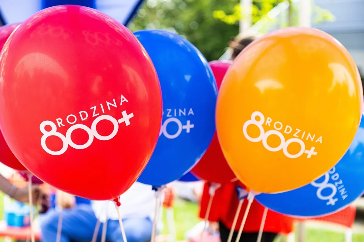 800 plus dla cudzoziemców na śmieciówkach, studentów i prowadzących działalność nierejestrowaną? Tego chce MRPiPS