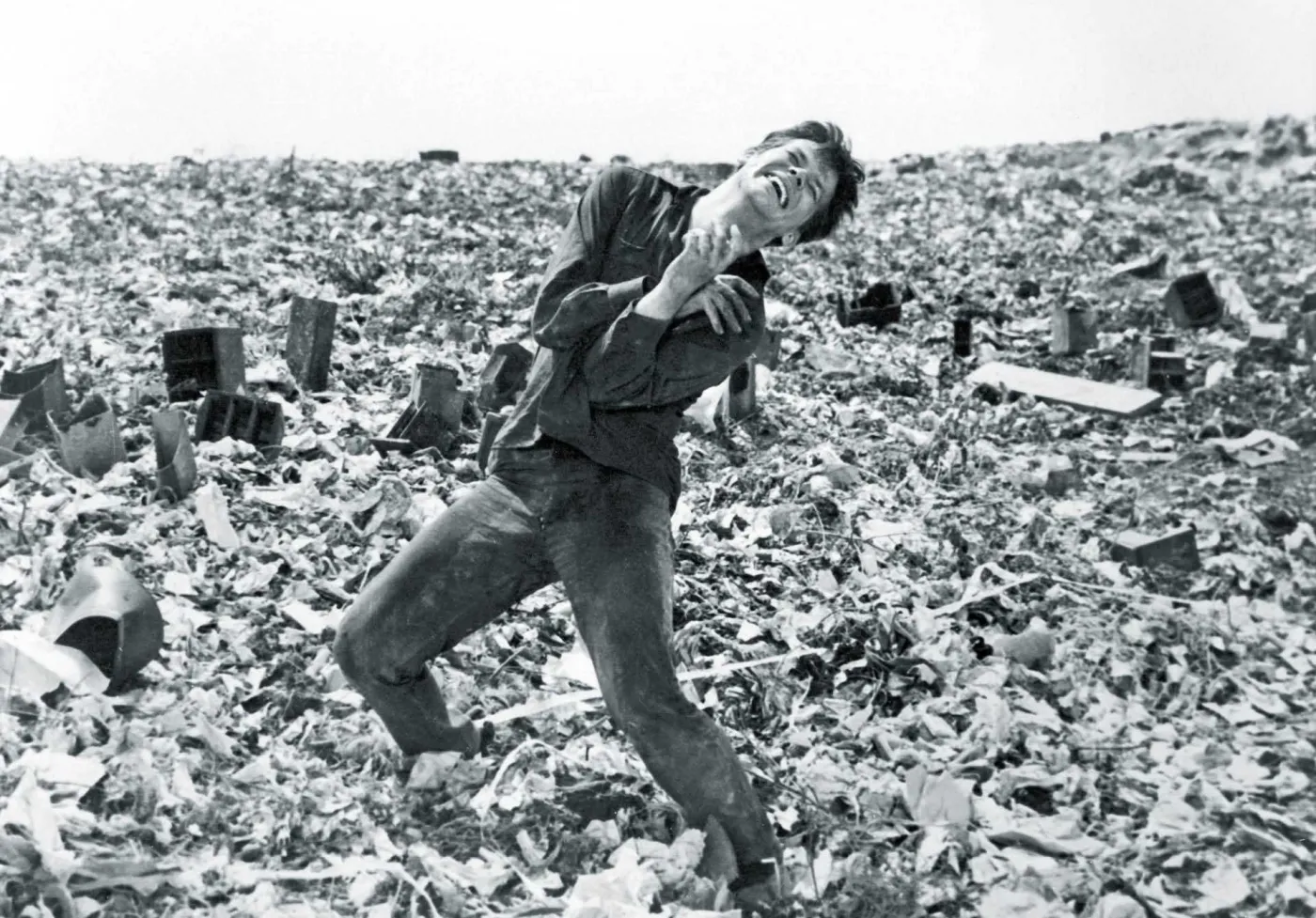 Kadr z „Popiołu i diamentu” (1958) w reż. Andrzeja Wajdy