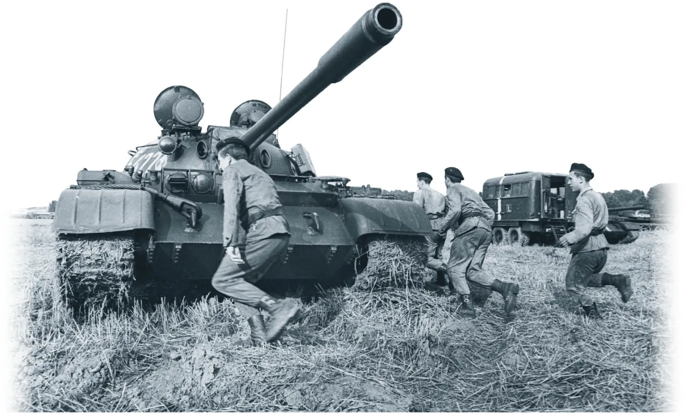 W 1968 r. LWP brało udział w tłumieniu Praskiej Wiosny. Na zdjęciu: polskie oddziały stacjonujące w mieście Hradec Králové
