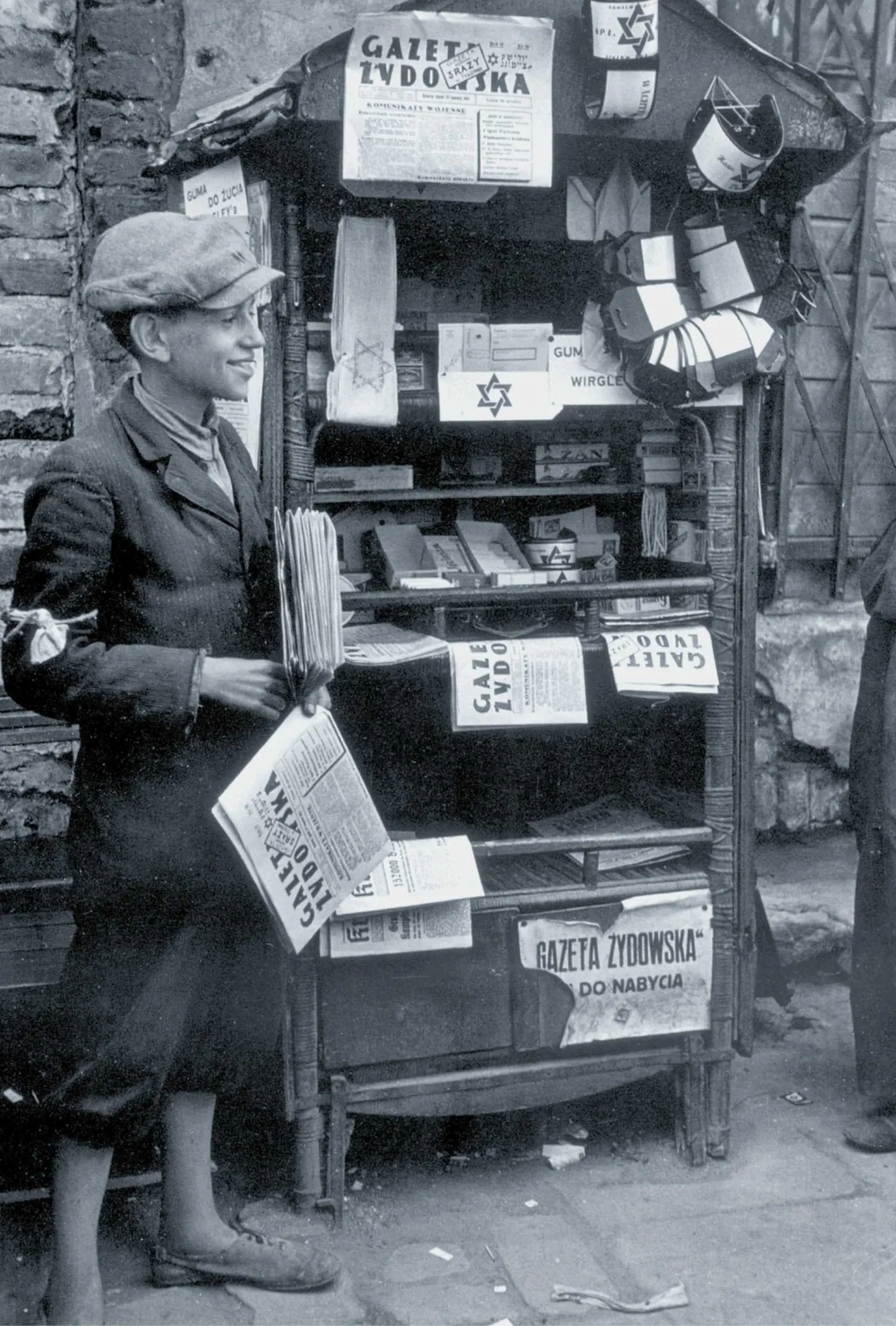 Młody sprzedawca gazet w warszawskim getcie, 1941 r.