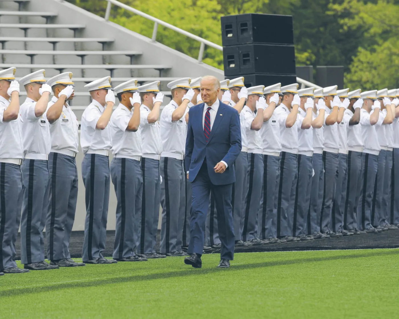 Biden wyrywa Trumpowi wojskowych i republikanów