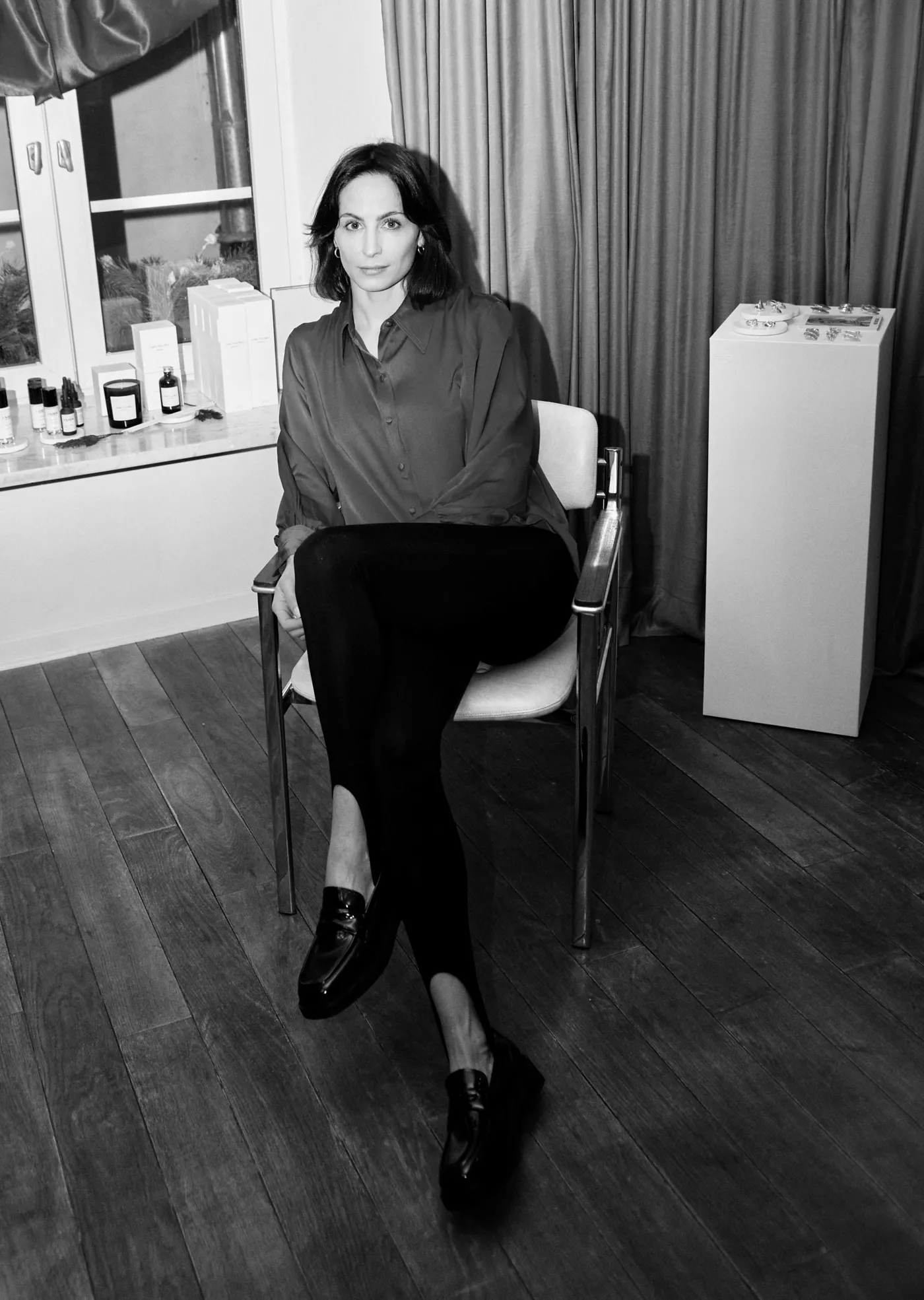 Kasia Porycka, właścicielka marki modowej Saint Body, siedzi na krześle w studio
