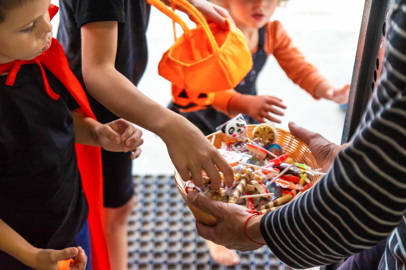 Halloween 2025: „Cukierek albo psikus”, który mógł zakończyć się tragicznie. Rodzice apelują o czujność