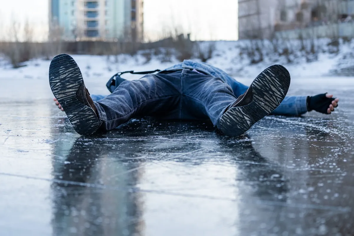 wypadek na śliskim chodniku odśnieżanie upadek zima