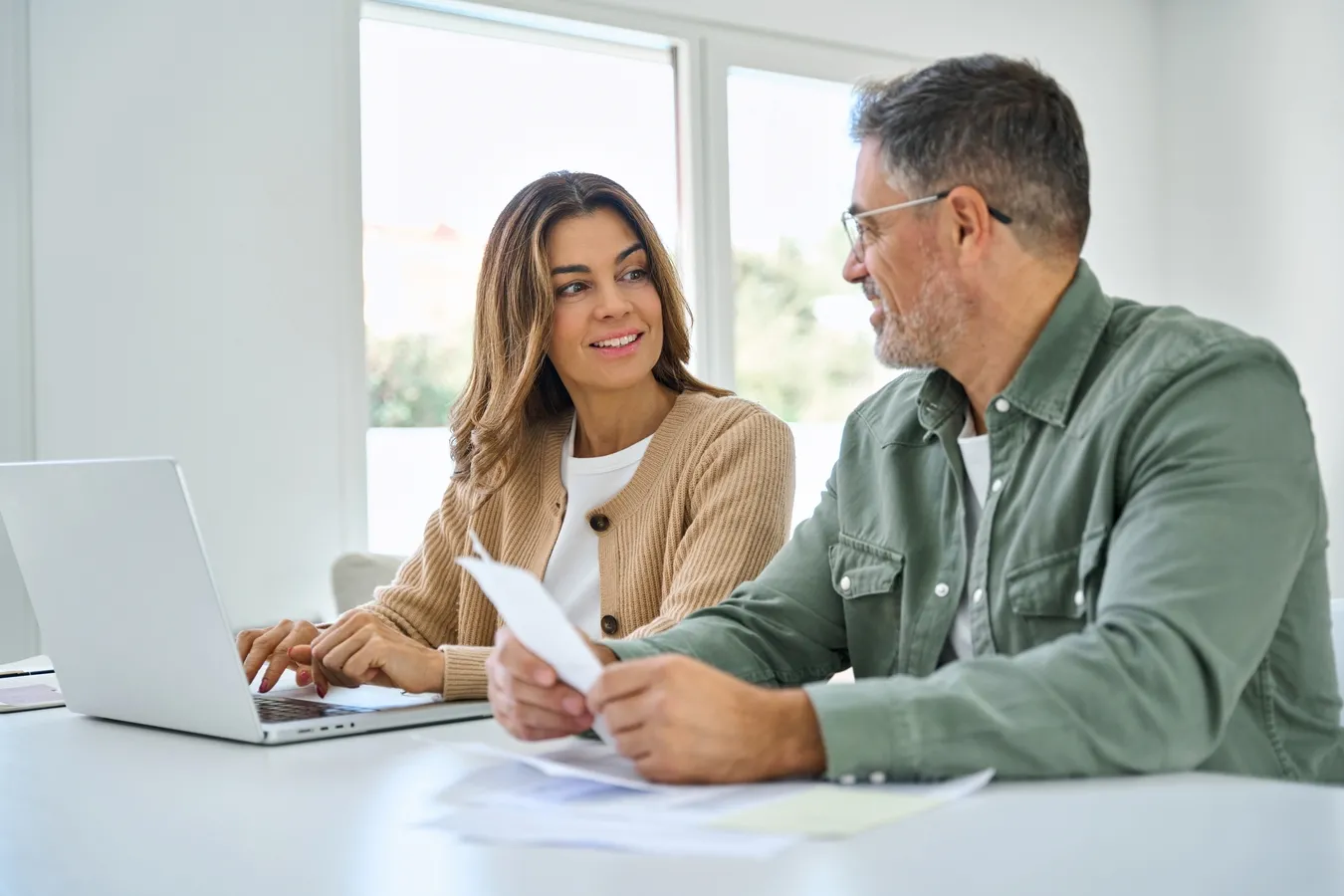 Nawet 2403 zł dopłaty za zatrudnienie emeryta. Tak działa dofinansowanie w 2026 roku