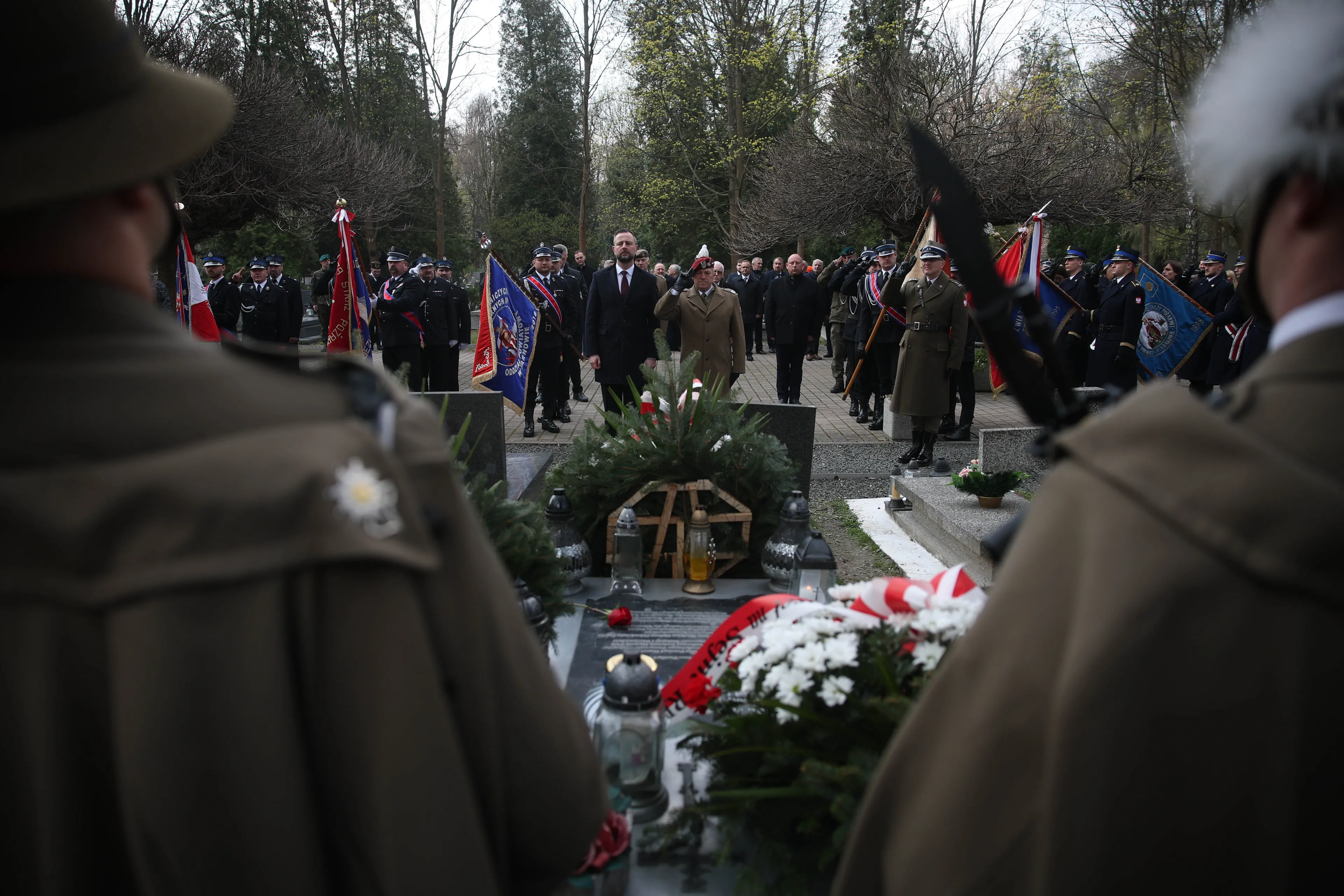 Politycy i rodziny ofiar uczcili rocznicę katastrofy smoleńskiej