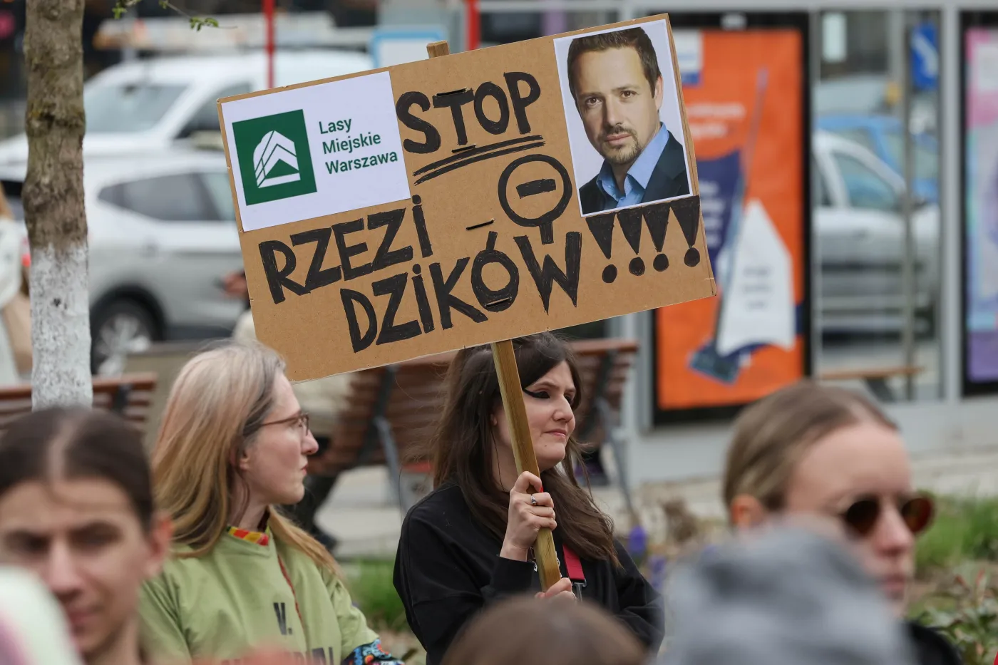 Przeciwnicy odstrzału dzików protestowali pod ratuszem w Warszawie
