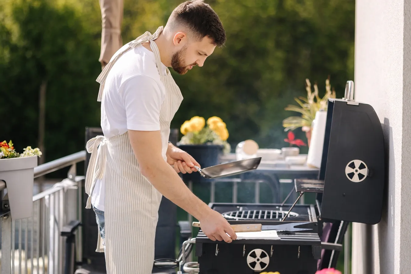 Grillowanie na balkonie: Czy to legalne? Sprawdzamy aktualne przepisy i kary w 2026 roku