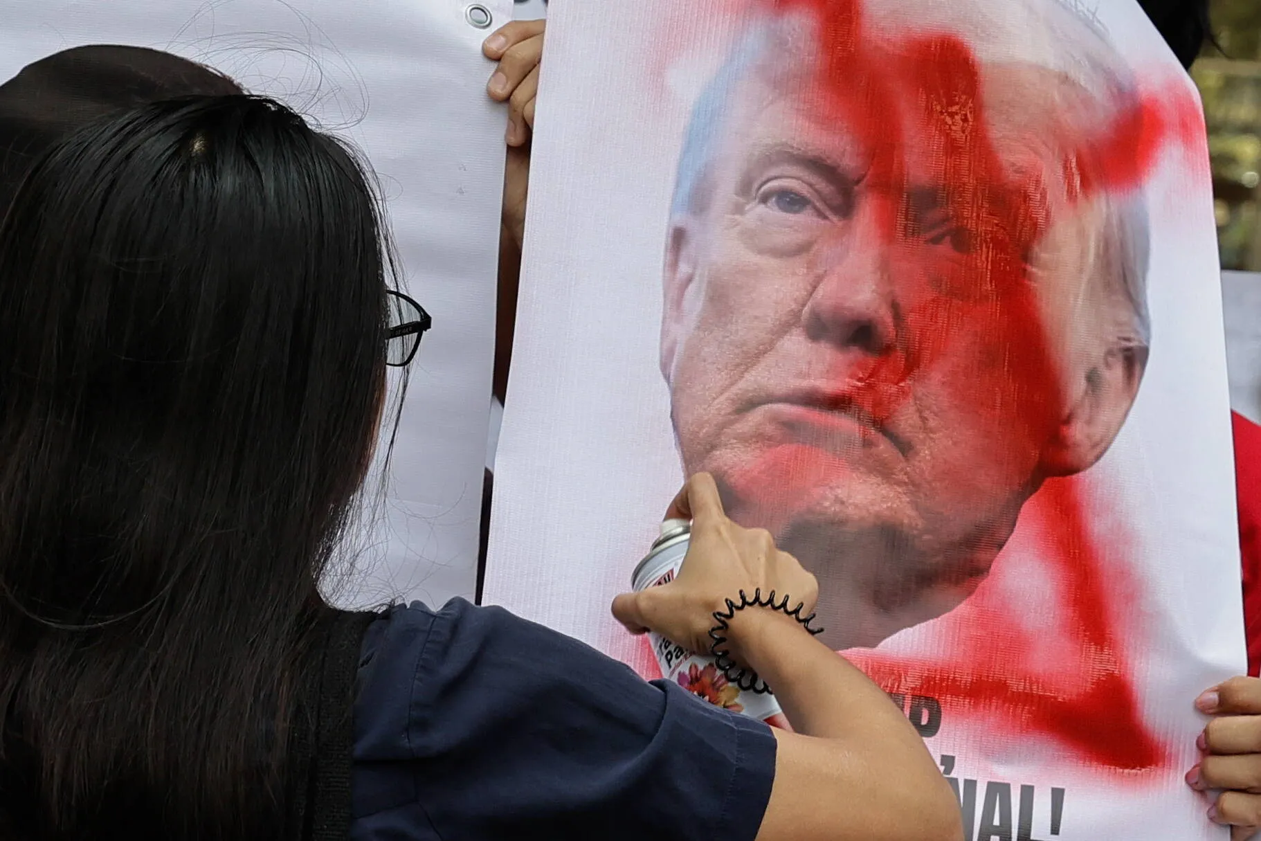 Trump na krawędzi. Polityczny kryzys przybiera na sile. Sondaże są miażdżące