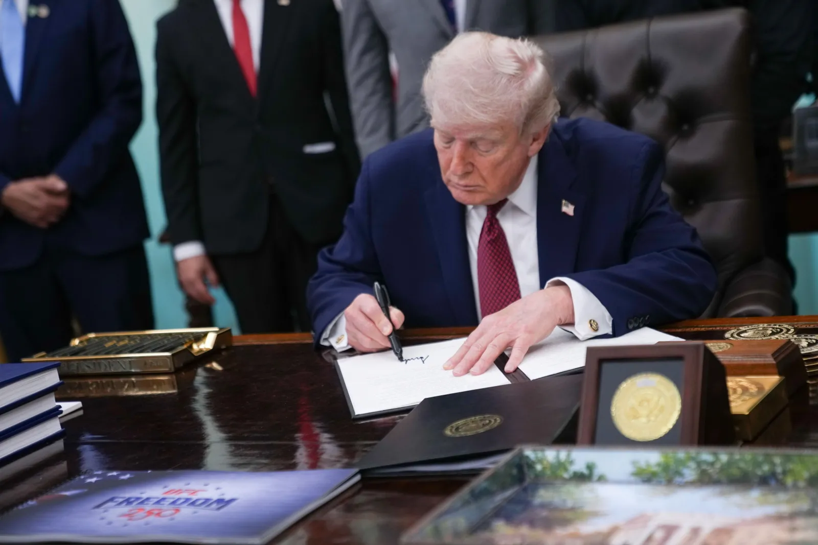 Donald Trump wygrzebał zimnowojenną ustawę. Wszystko przez rosnące ceny paliw w USA