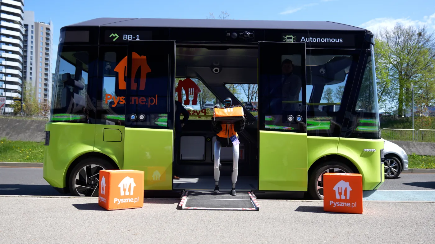 Pyszne.pl prezentuje przyszłość dostaw door-to-door: autonomiczny bus i robot-kurier wkraczają do gry podczas Europejskiego Kongresu Gospodarczego