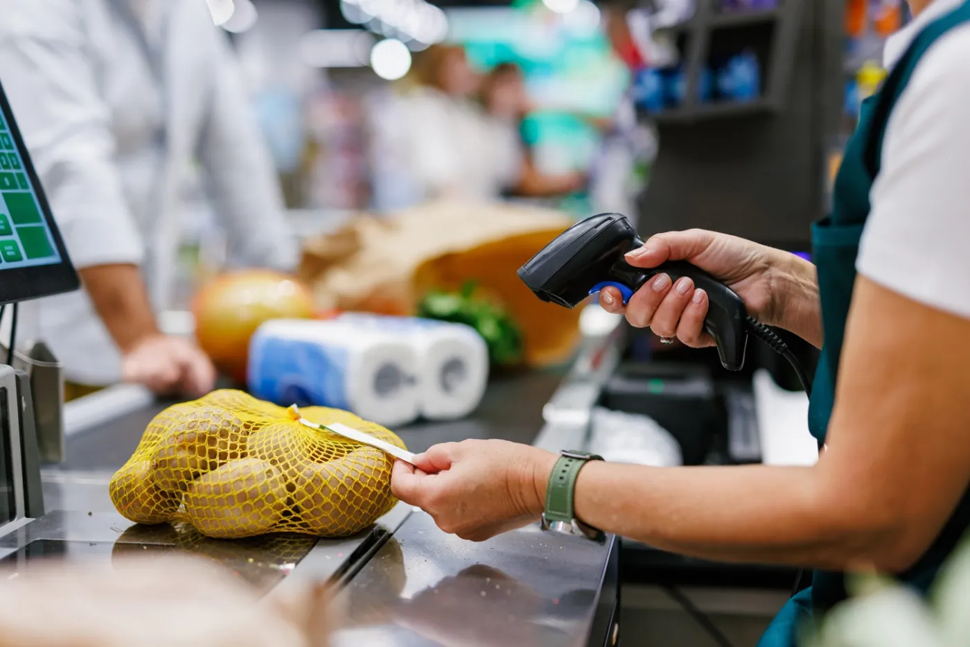 Lidl, Biedronka i Aldi podniosły pensje do 6 tys. zł i więcej. Kto dziś płaci najlepiej w sklepach?