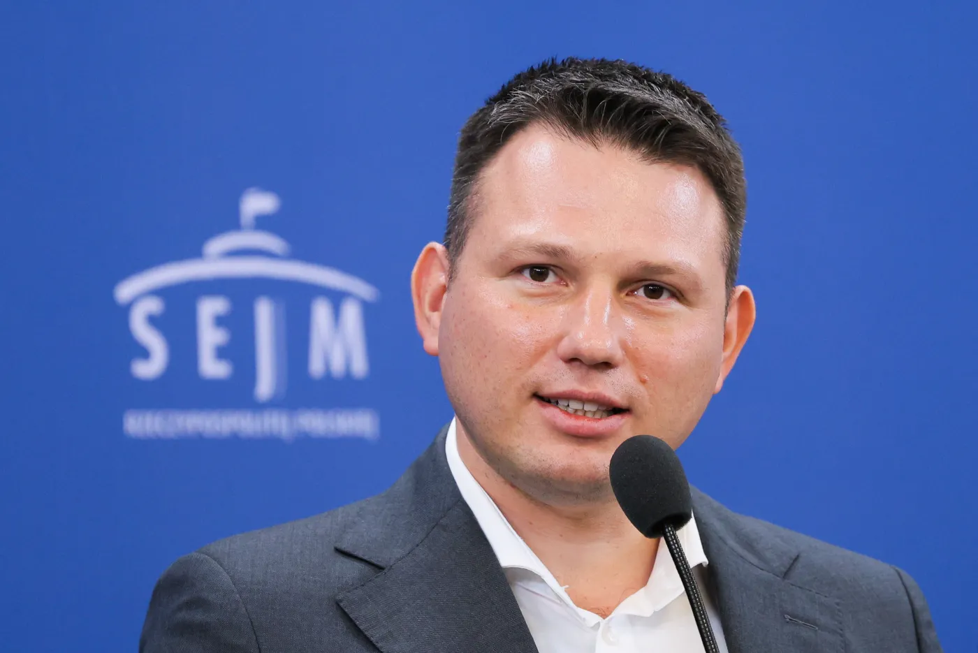 Sławomir Mentzen zatrzymany na lotnisku w Londynie. Jest reakcja polskiego rządu