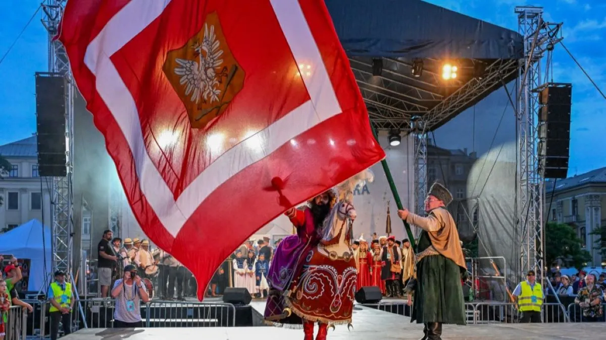 Lajkonik na Rynku w Krakowie - dlaczego mieszkańcy obrzeżnych dzielnic zagłosowali nie po myśli krakowskich elit?