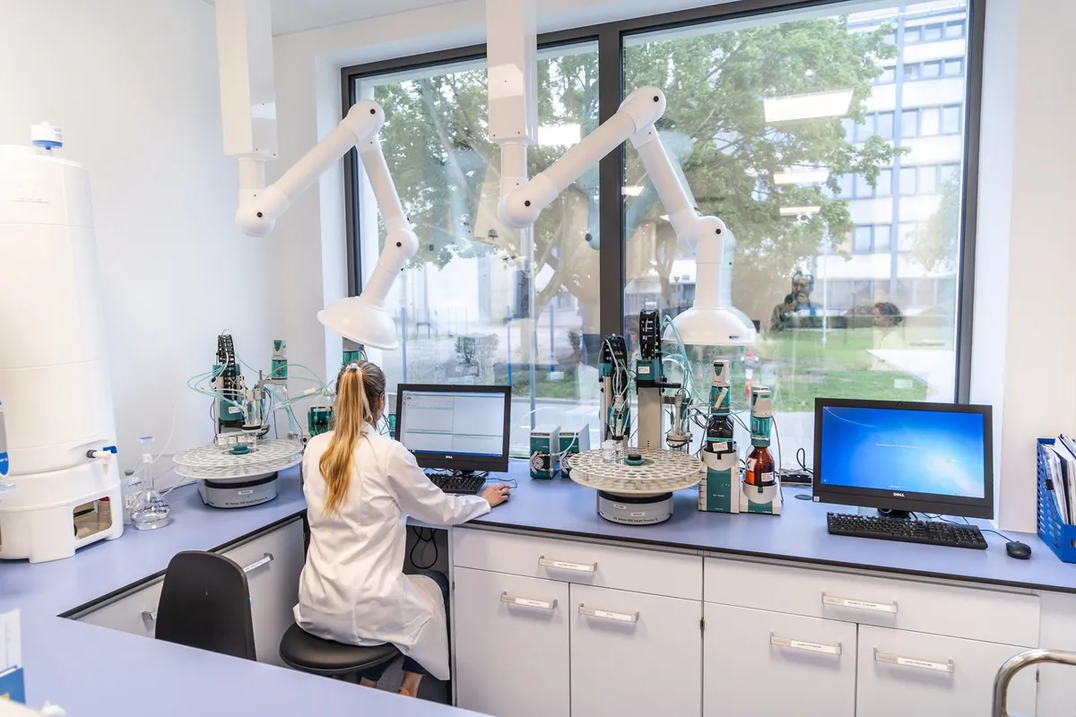 Fresenius Kabi inwestuje w rozbudowę fabryki płynów infuzyjnych, wspierając bezpieczeństwo zdrowotne Polski i rozwój regionu.