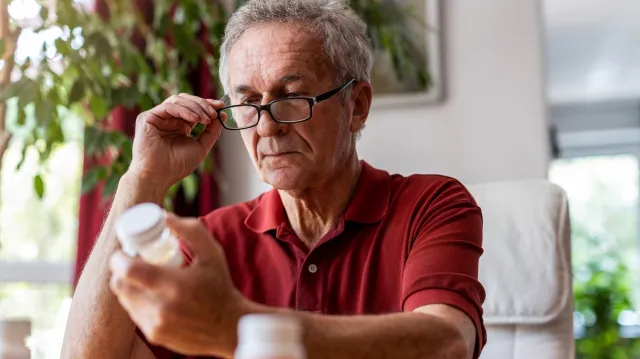 NFZ bierze pod lupę recepty seniorów 65+. 200 lekarzy dostało specjalne pisma