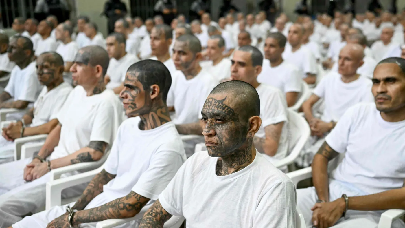Członkowie gangu Mara Salvatrucha (MS-13)