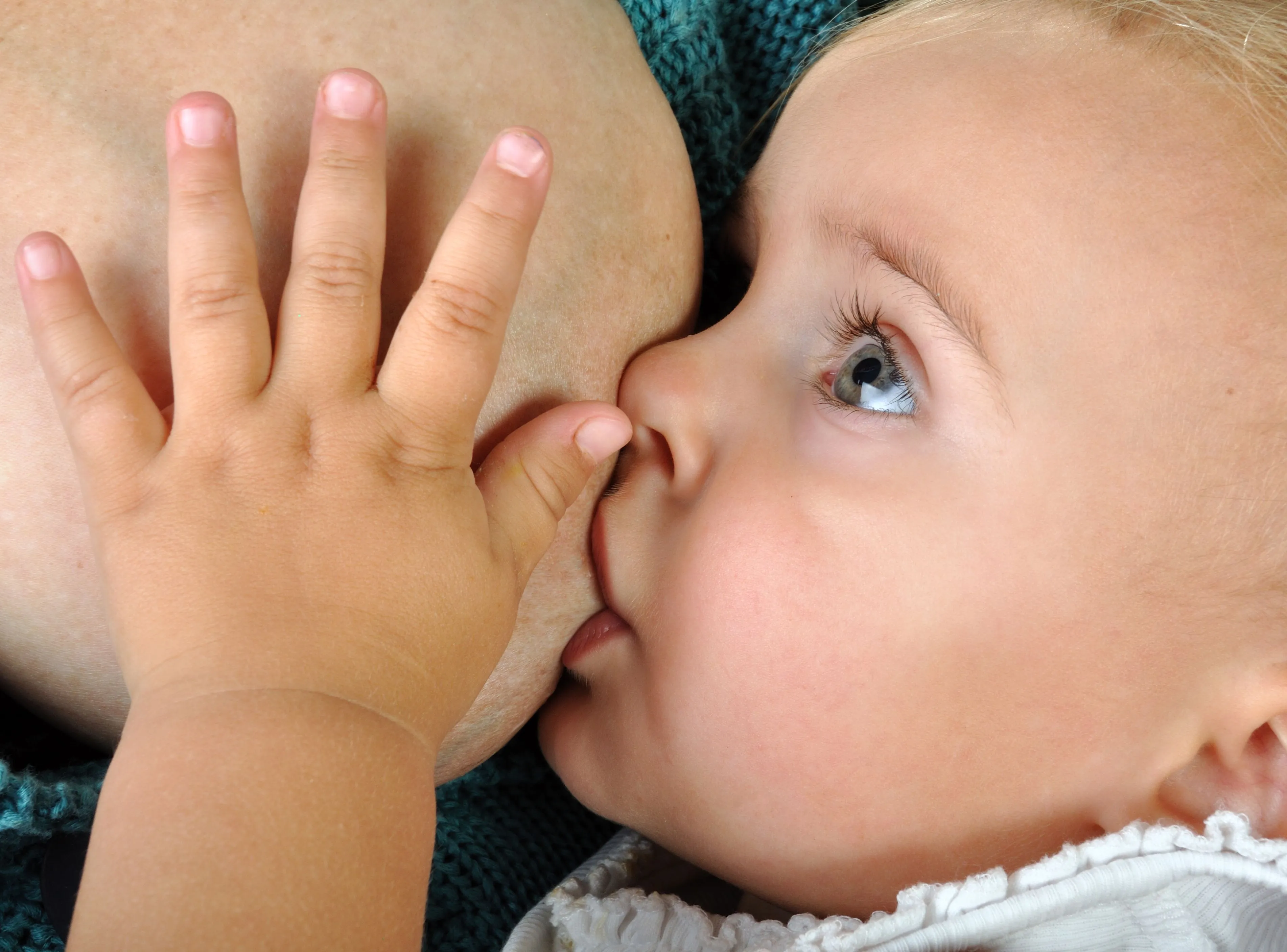 „Mommy wars” w sieci zbierają żniwo. Tysiące kobiet wpada w tę samą pułapkę na Instagramie