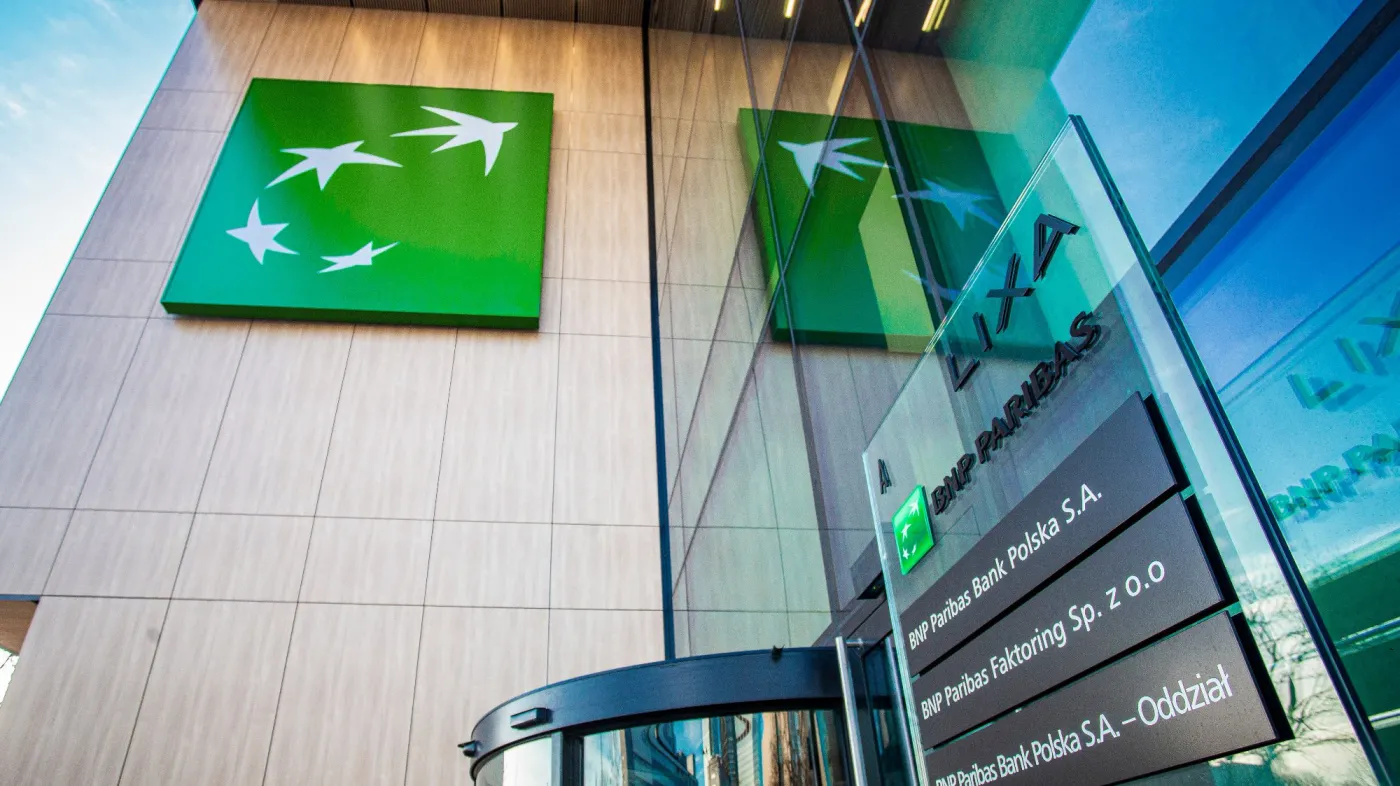 logo BNP Paribas Bank Polska na siedzibie banku