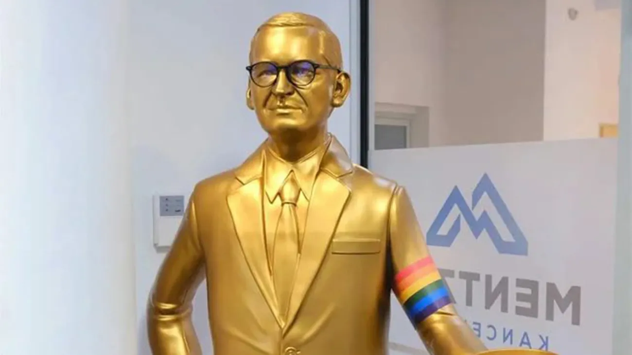 Złota figura Mateusza Morawieckiego