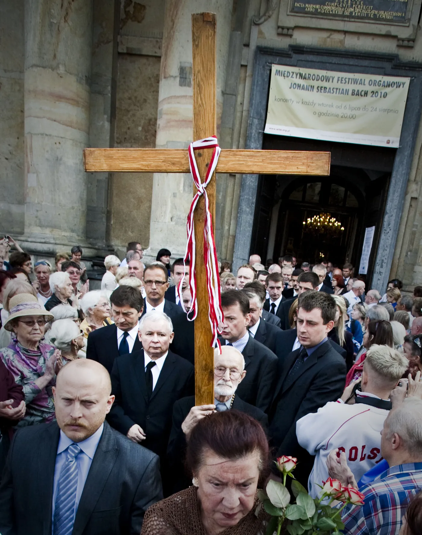 10.08.2010. Warszawa. Jarosław Kaczyński złożył kwiaty i modlił się pod krzyżem przed Pałacem Prezydenckim w 4 miesiące po katastrofie smoleńskiej. Fot. Marcin Kalinski/ Newspix.pl 